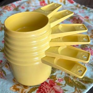 Vintage Tupperware yellow,nesting, 6 piece measuring cups